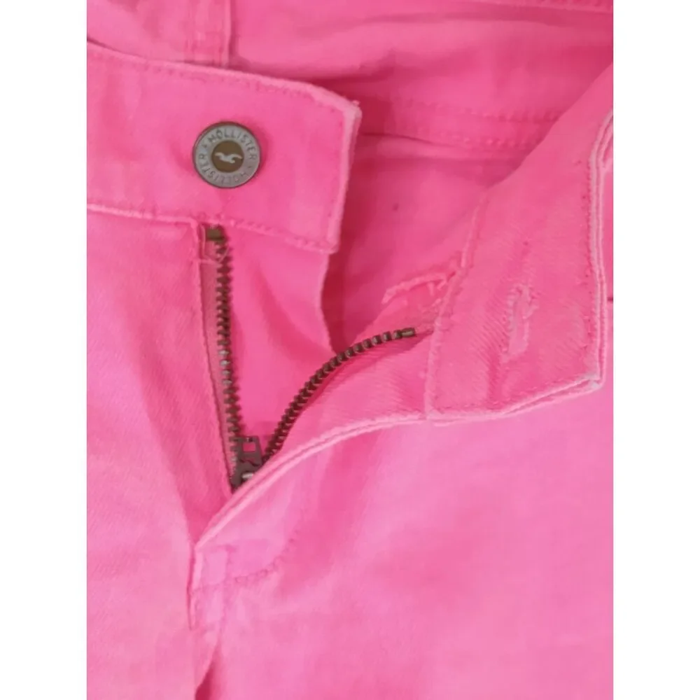 Hollister jeans features